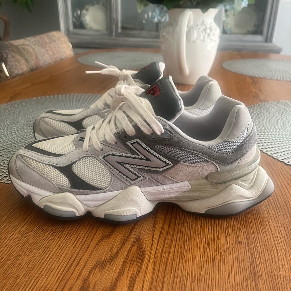 New Balance 9060 Rain Cloud Sz 8 Mens